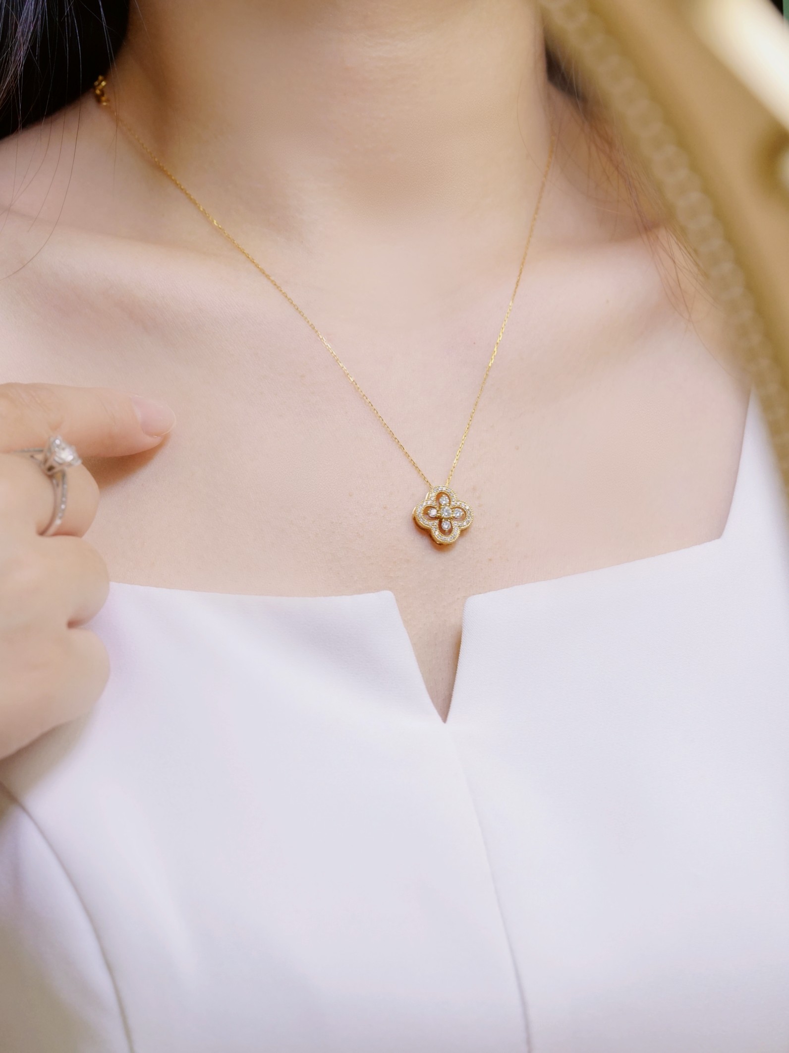 18k gold necklace with clover design, natural diamond 0.50ct
