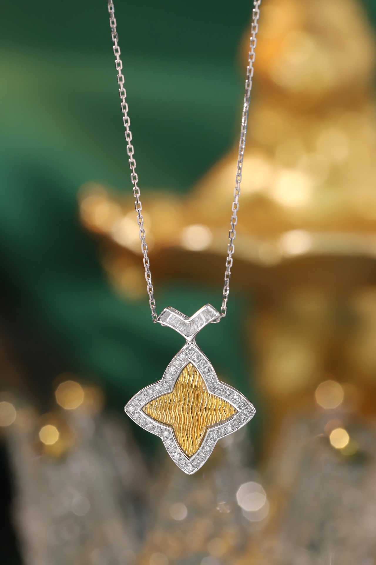 18k gold necklace with clover design, natural diamond 0.30ct
