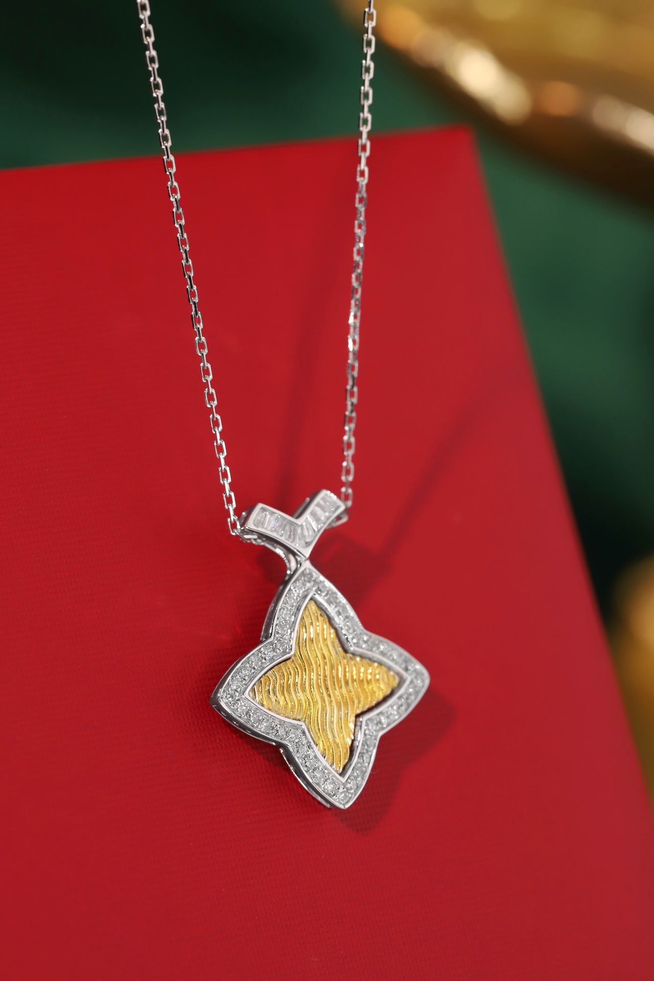 18k gold necklace with clover design, natural diamond 0.30ct