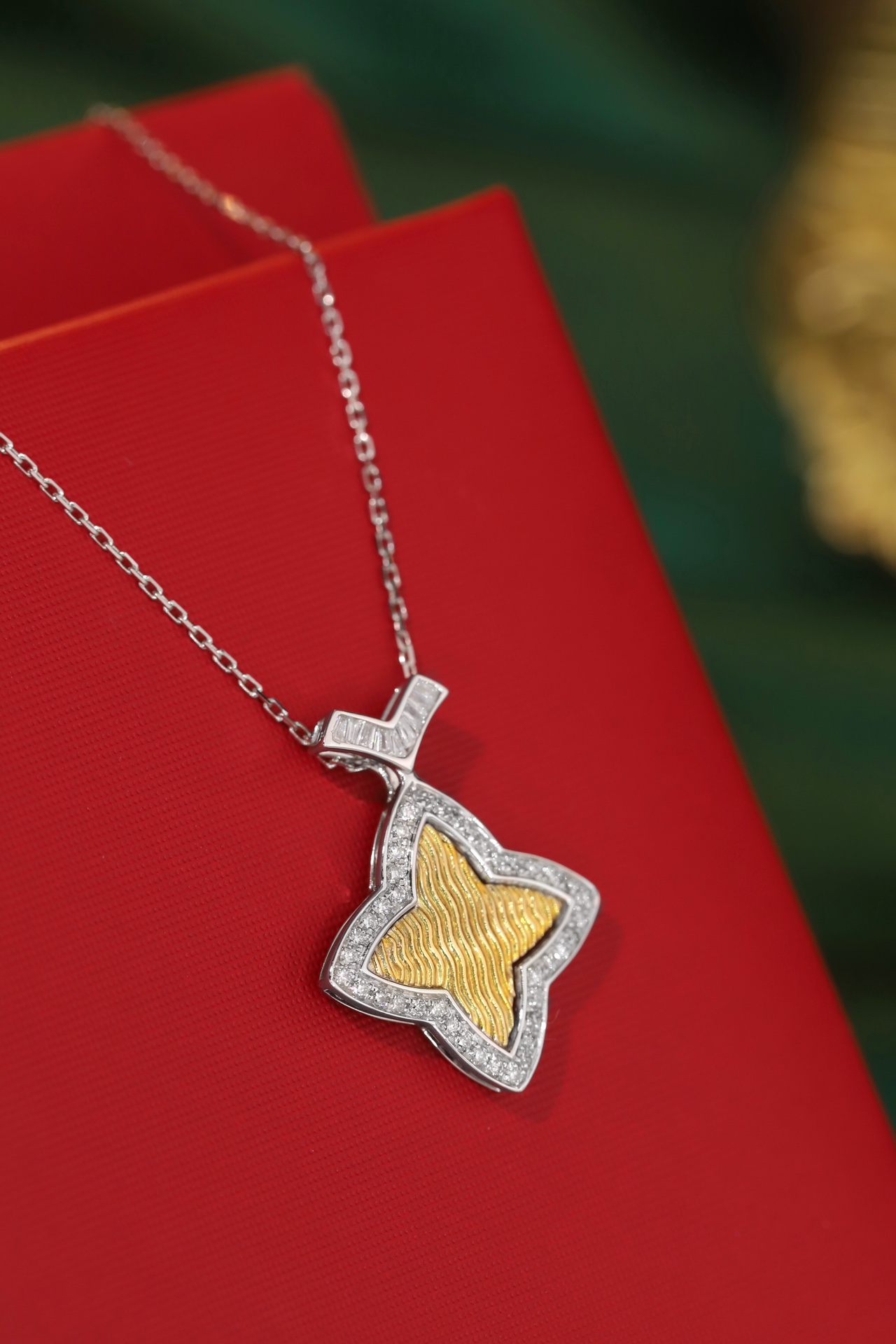 18k gold necklace with clover design, natural diamond 0.30ct