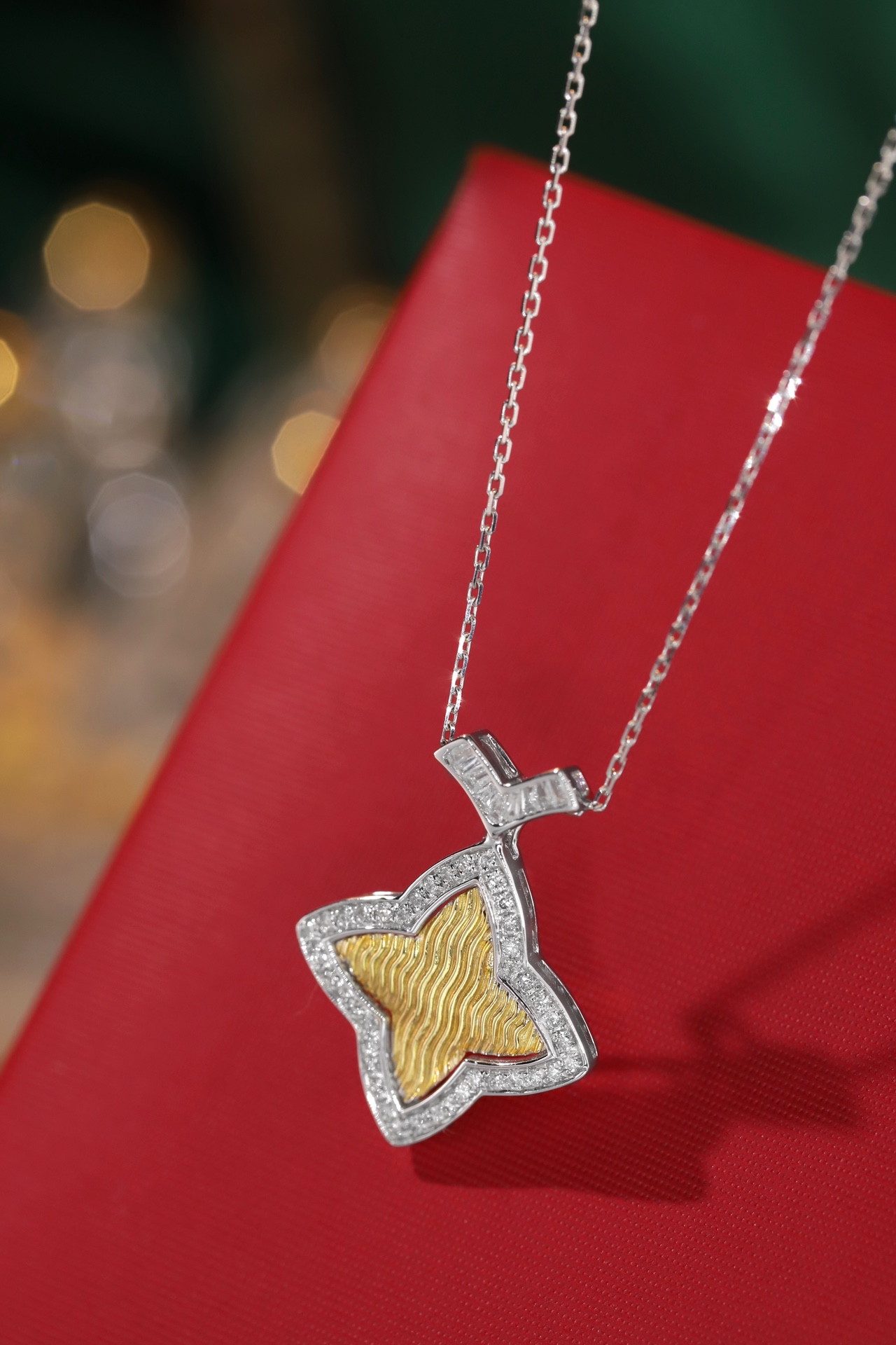 18k gold necklace with clover design, natural diamond 0.30ct