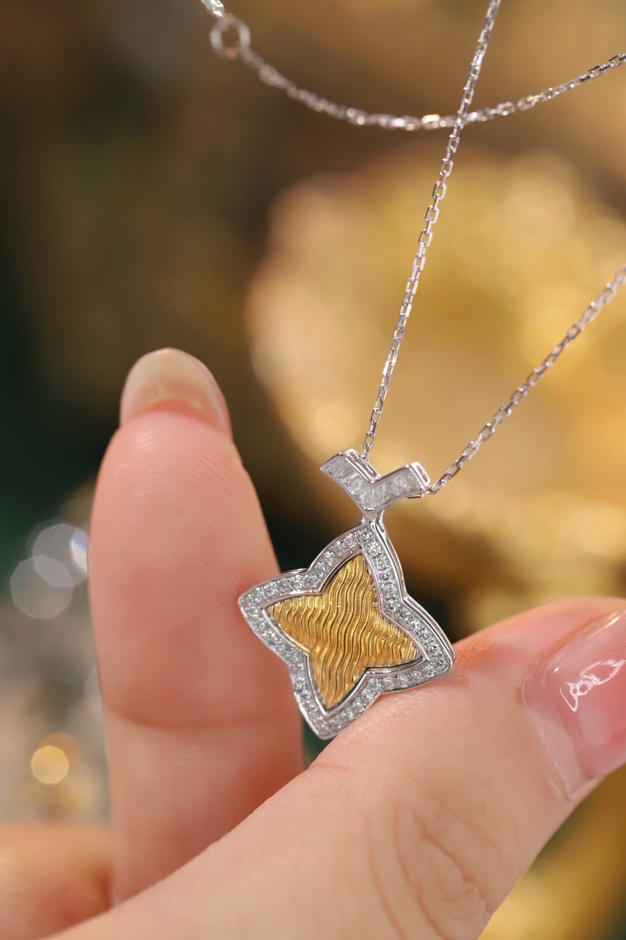18k gold necklace with clover design, natural diamond 0.30ct