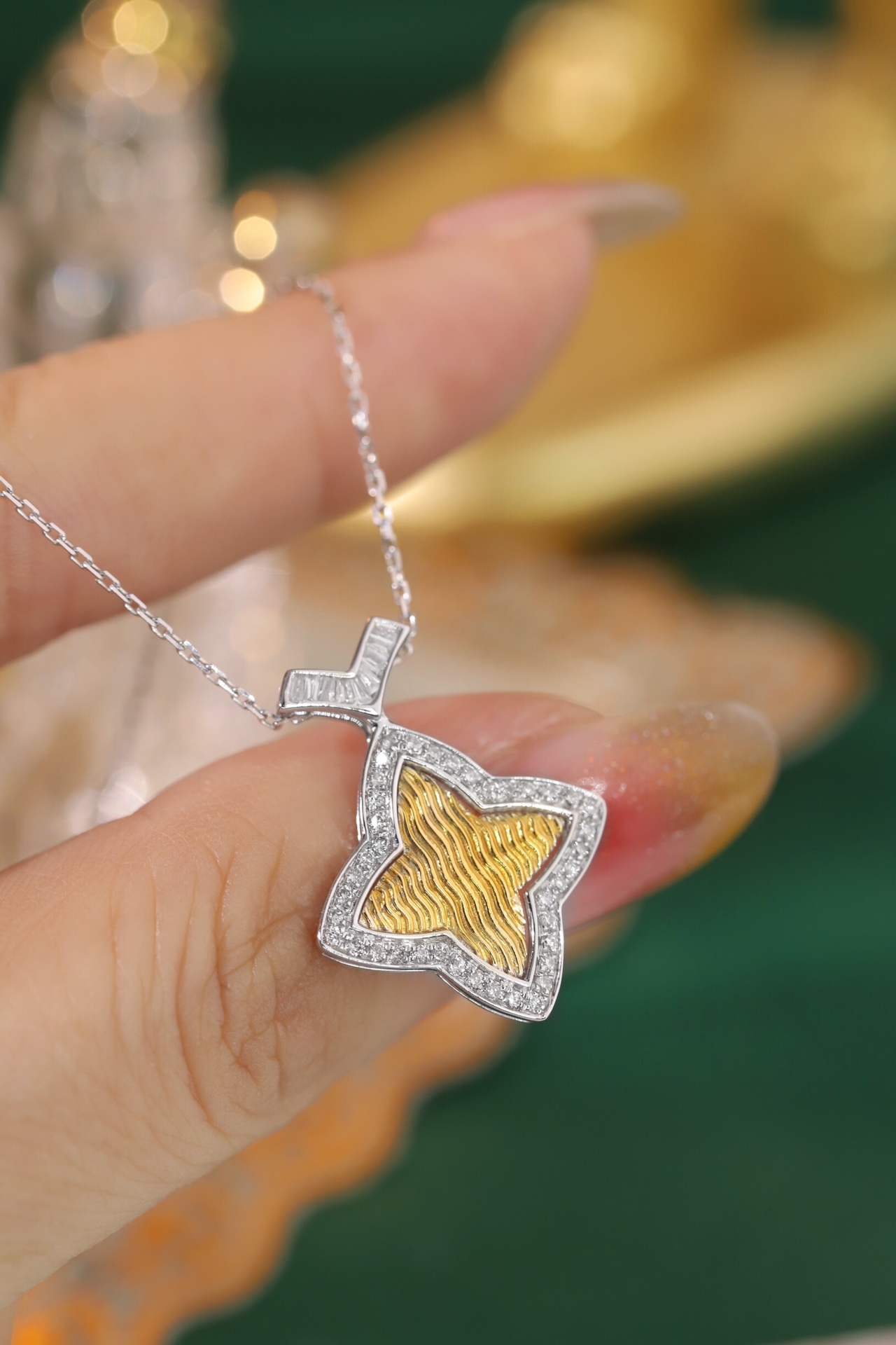18k gold necklace with clover design, natural diamond 0.30ct