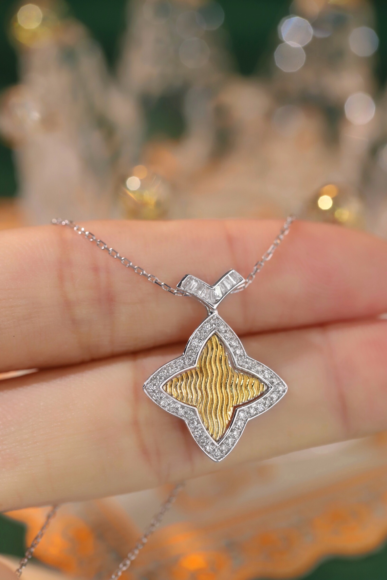 18k gold necklace with clover design, natural diamond 0.30ct