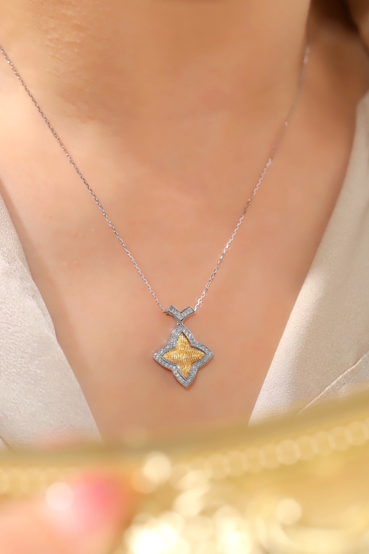 18k gold necklace with clover design, natural diamond 0.30ct