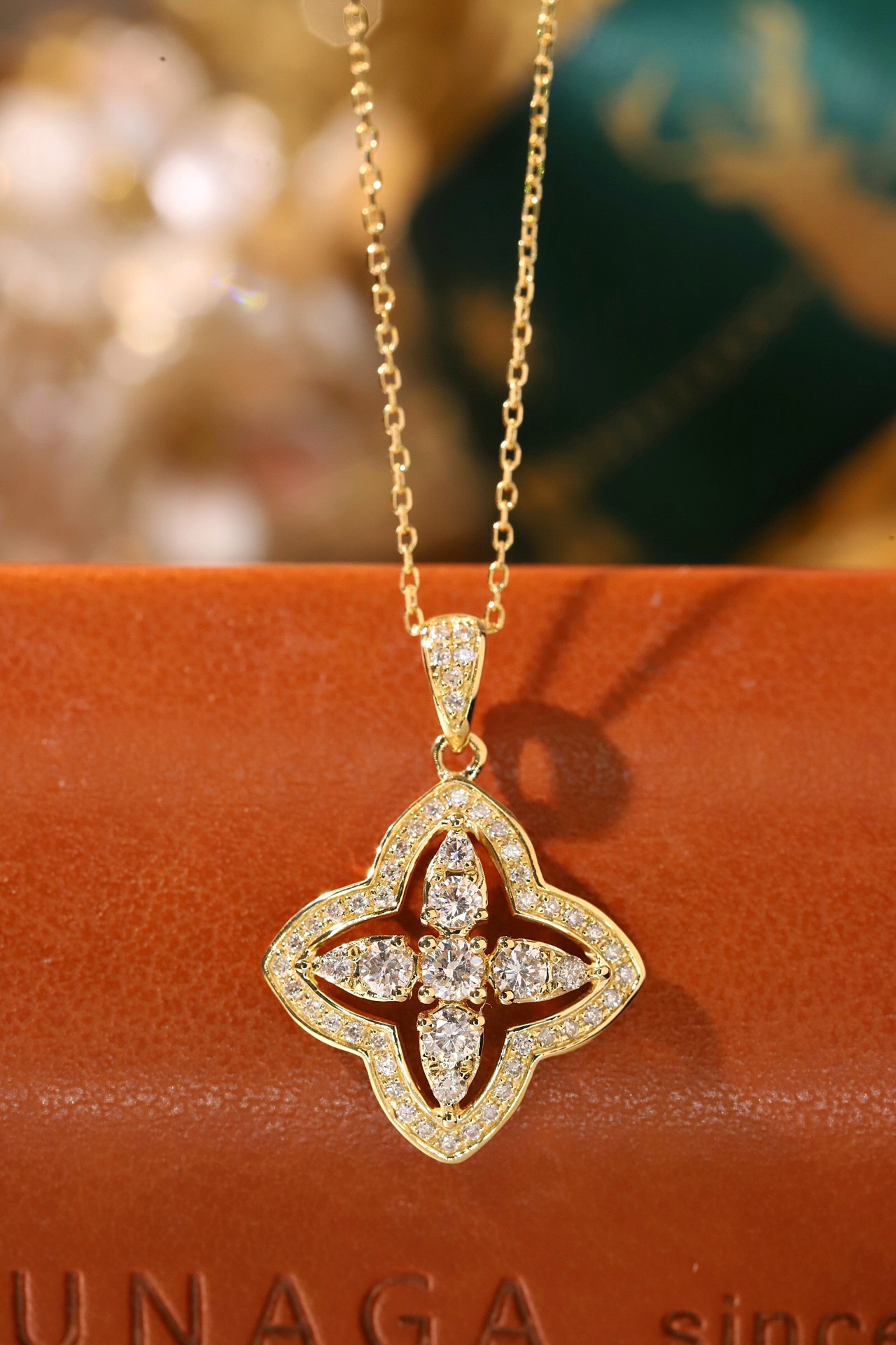 18k gold necklace with clover design, natural diamond 0.40ct