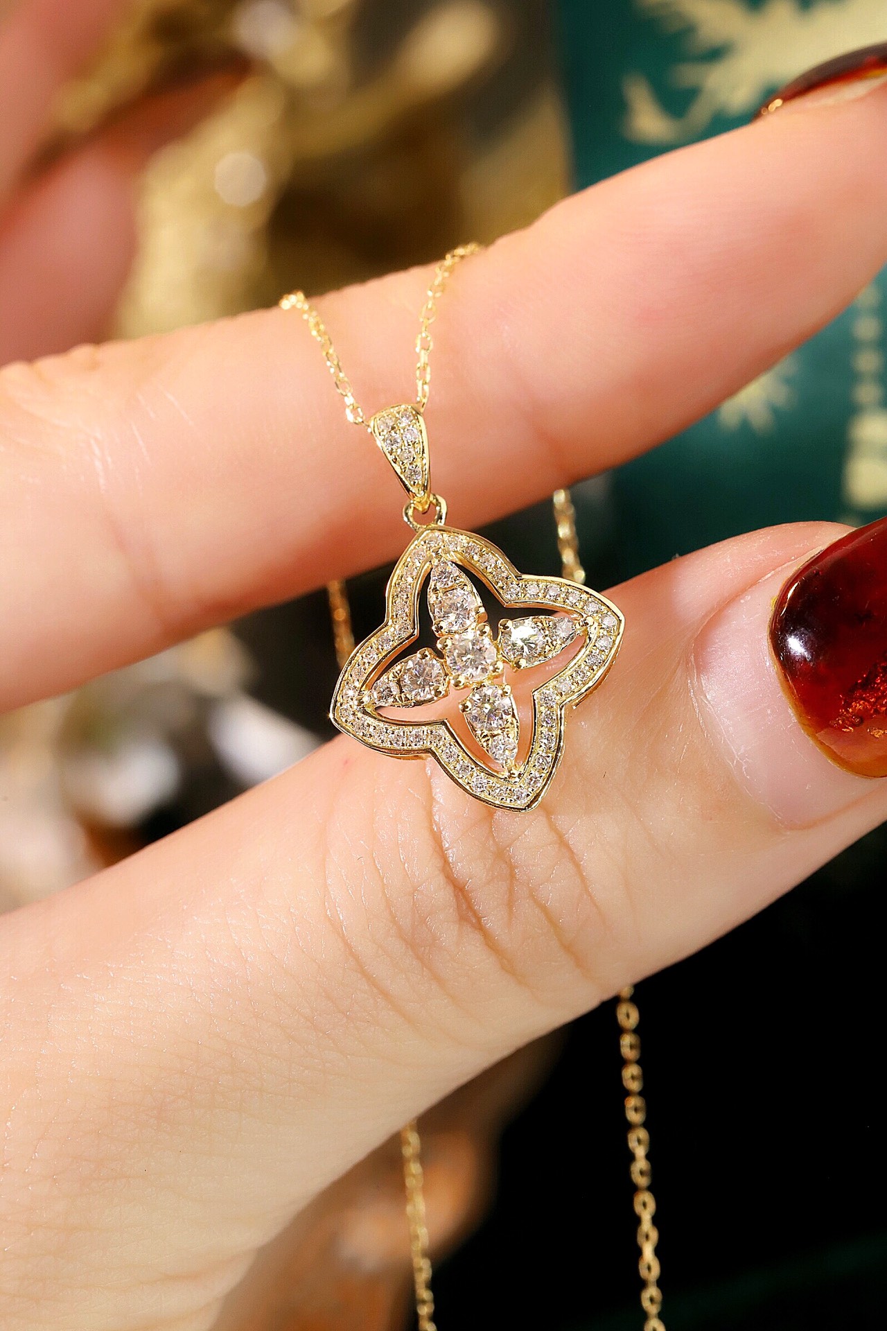 18k gold necklace with clover design, natural diamond 0.40ct
