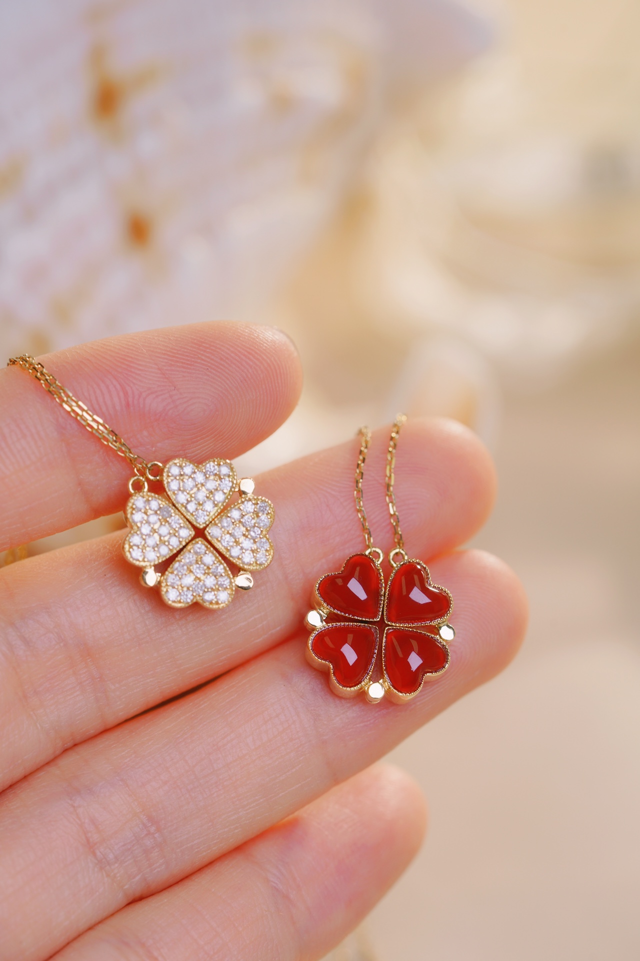 18k gold necklace with clover design, dual-purpose style, featuring red agate and a natural diamond of 0.38ct