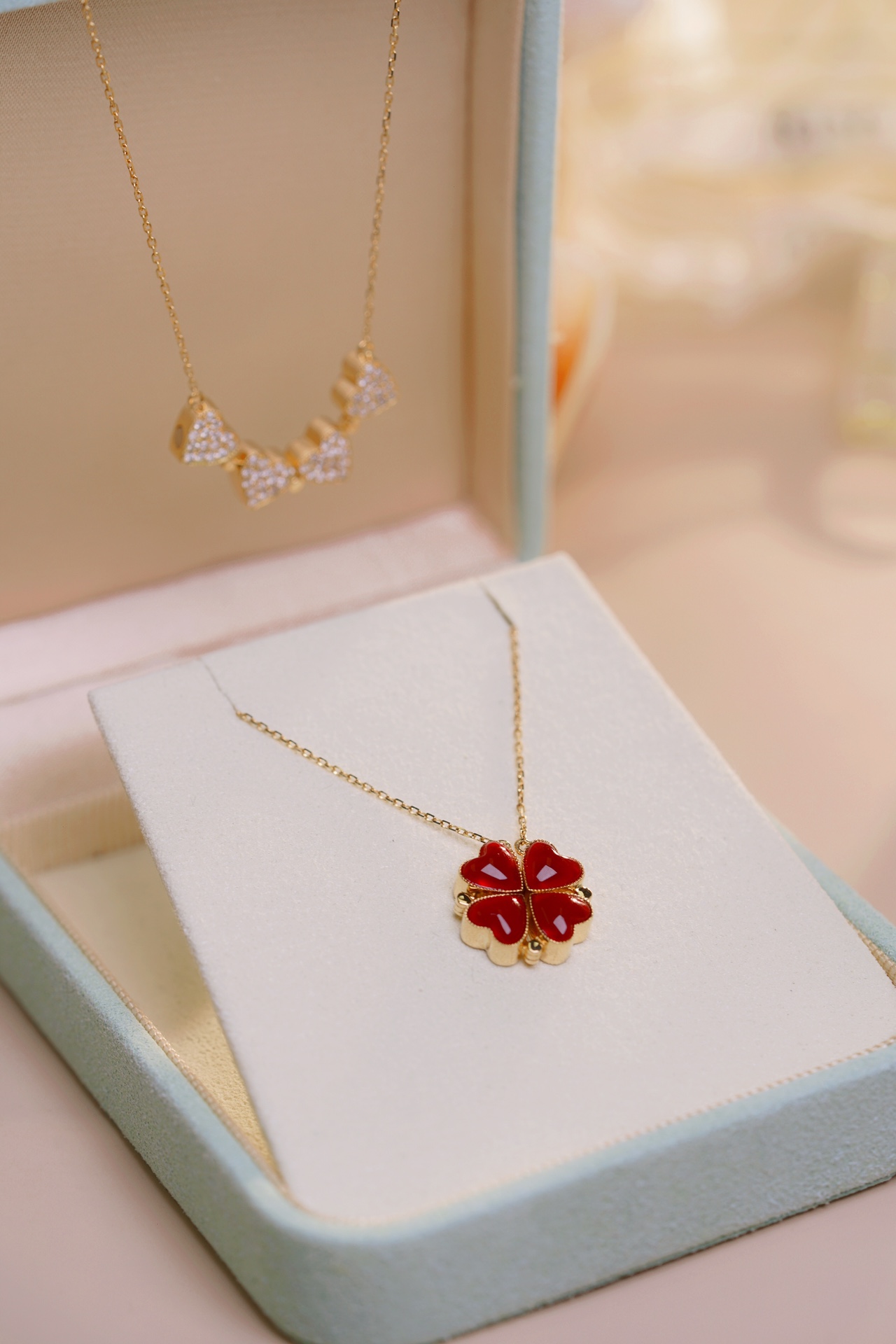 18k gold necklace with clover design, dual-purpose style, featuring red agate and a natural diamond of 0.38ct