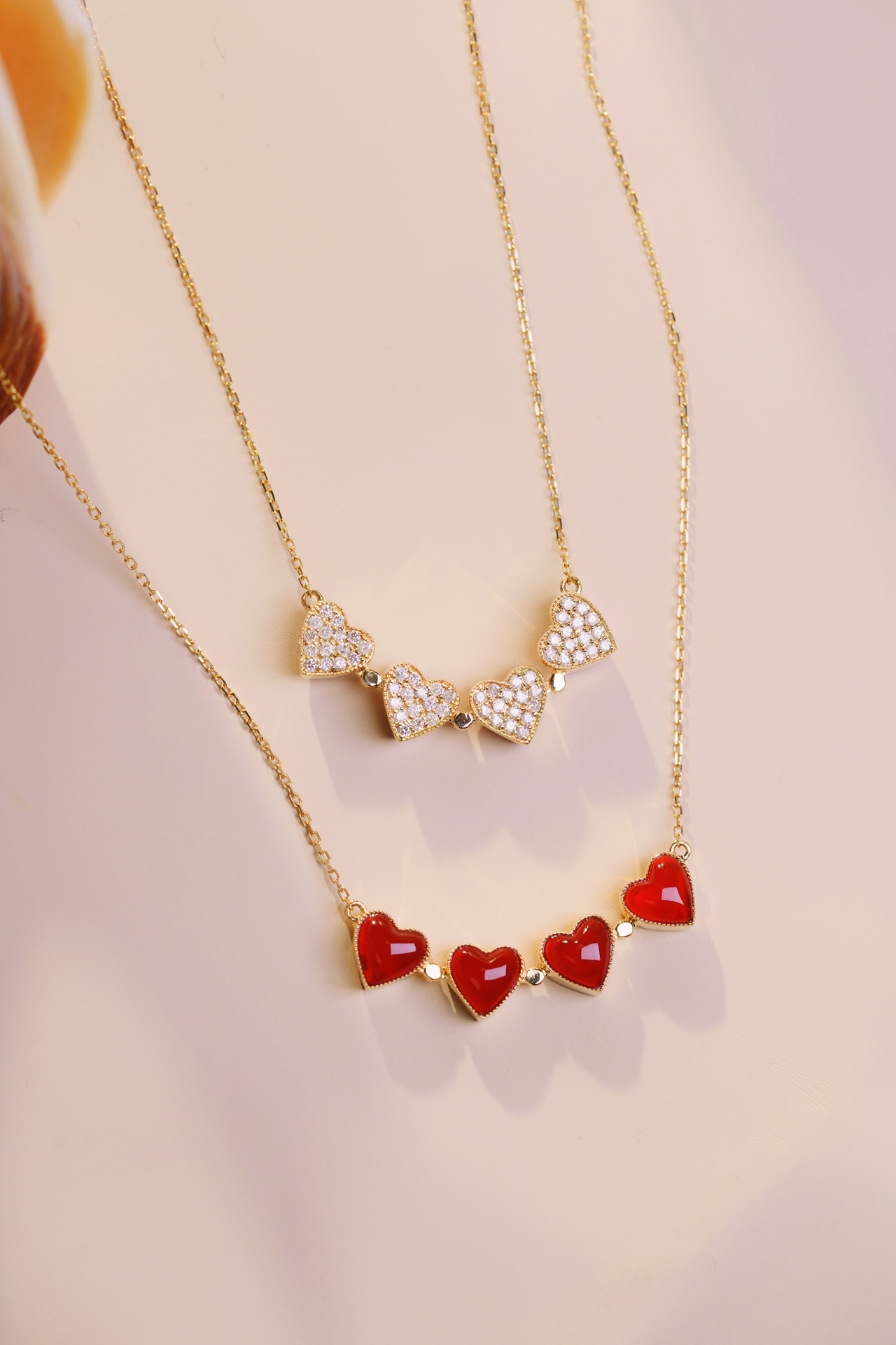 18k gold necklace with clover design, dual-purpose style, featuring red agate and a natural diamond of 0.38ct