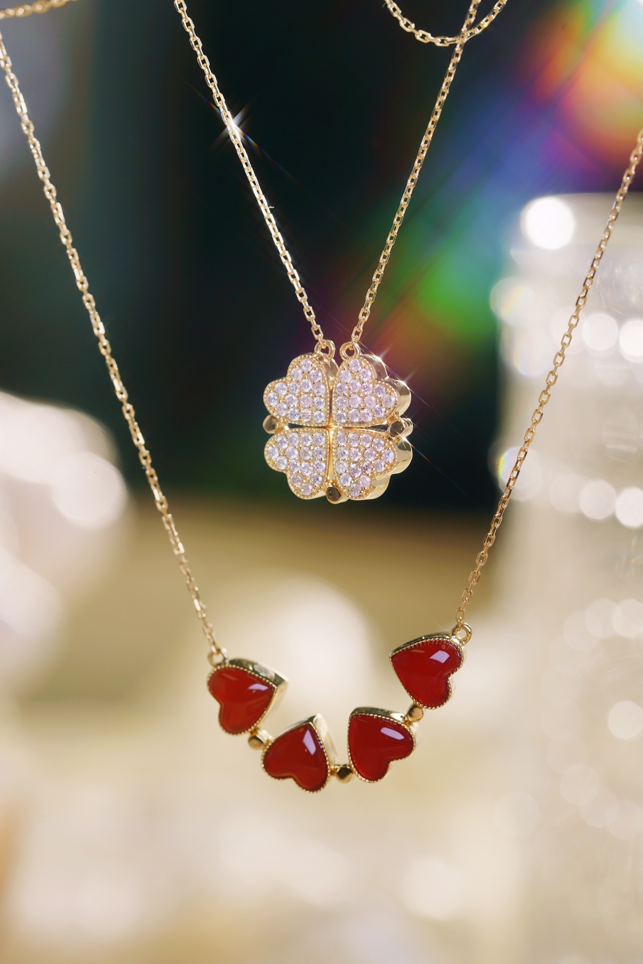 18k gold necklace with clover design, dual-purpose style, featuring red agate and a natural diamond of 0.38ct
