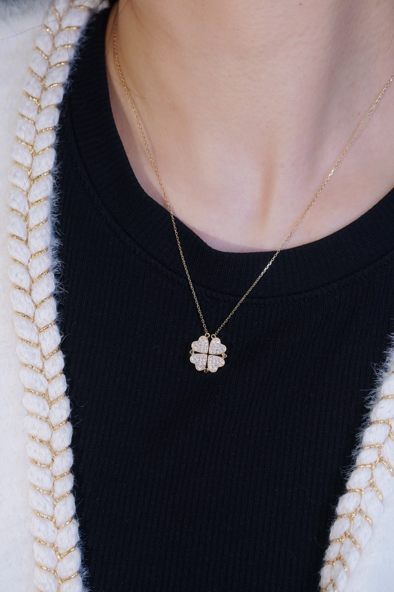 18k gold necklace with clover design, dual-purpose style, featuring red agate and a natural diamond of 0.38ct