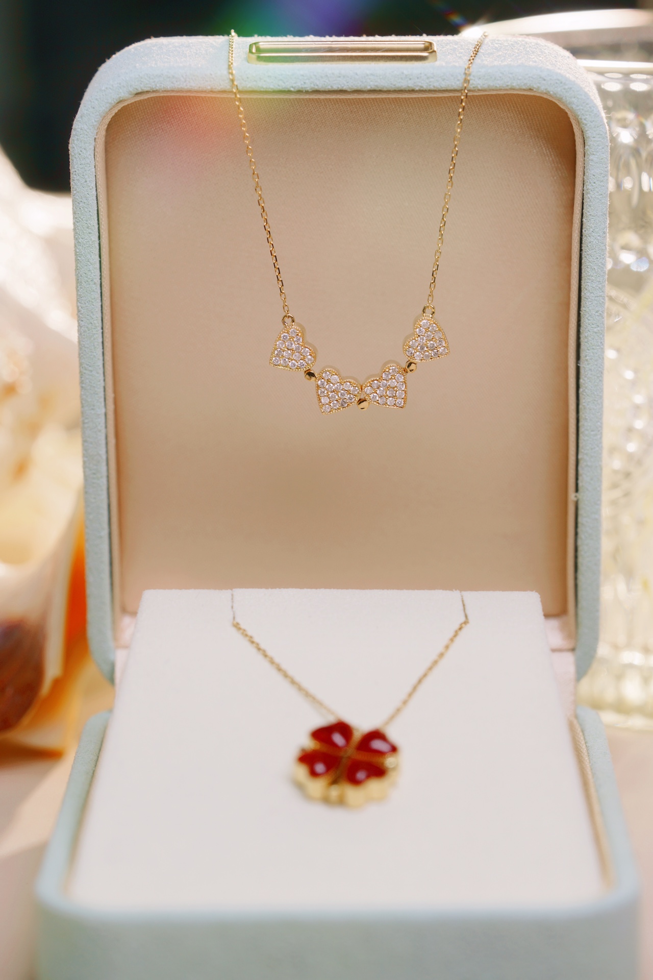18k gold necklace with clover design, dual-purpose style, featuring red agate and a natural diamond of 0.38ct