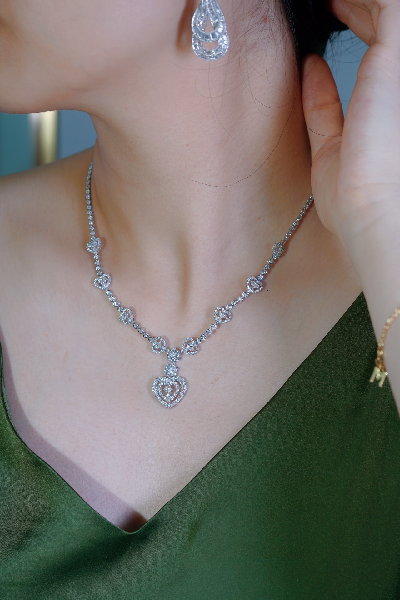 18k Gold Necklace, Luxury Diamond Necklace with Full Circle Setting, Natural Diamonds totaling 5.30ct