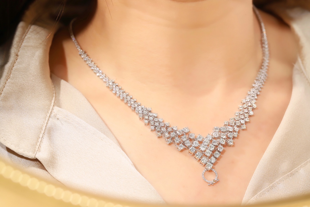 18k Gold Necklace – Luxurious Diamond-Set Evening Gown Necklace with 10ct Natural Diamonds