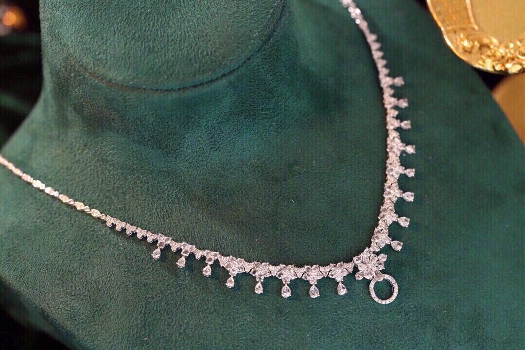 18k Gold Necklace with Luxury Diamond-Set Evening Gown Chain; Natural Diamonds totaling 5ct