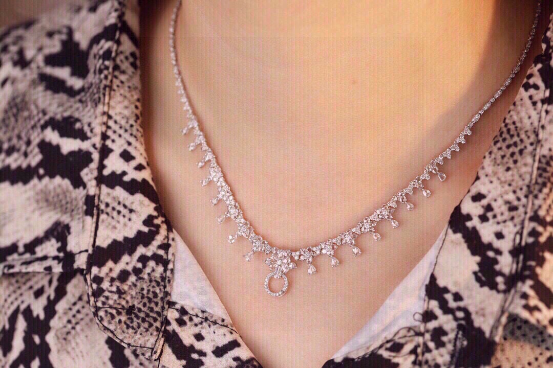 18k Gold Necklace with Luxury Diamond-Set Evening Gown Chain; Natural Diamonds totaling 5ct