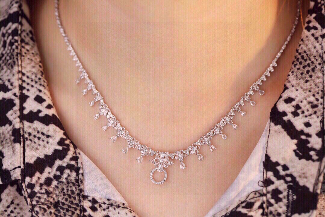 18k Gold Necklace with Luxury Diamond-Set Evening Gown Chain; Natural Diamonds totaling 5ct