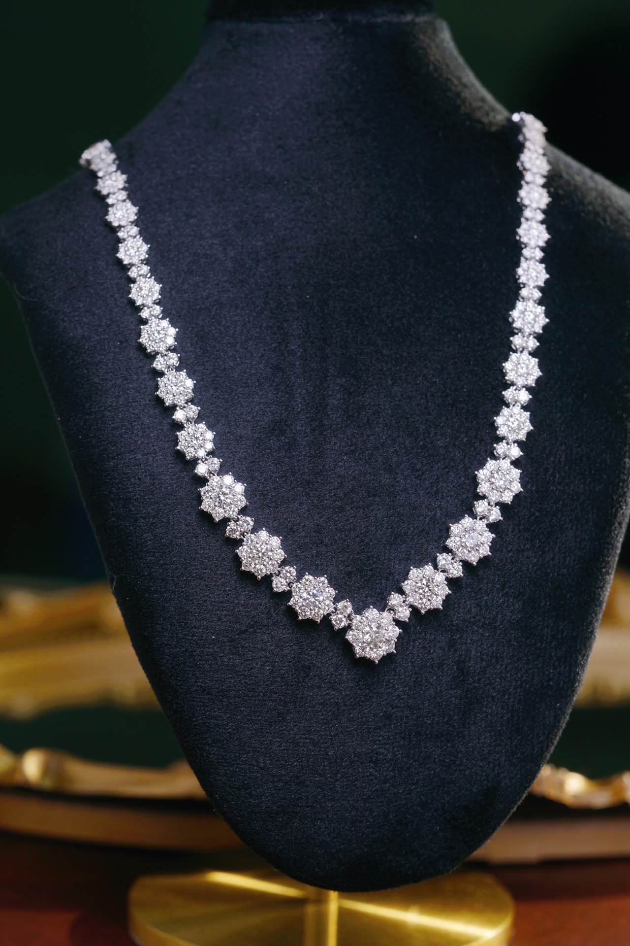 18k Gold Necklace with Luxury Diamond-Set Evening Gown Chain; Natural Diamonds totaling 14.20ct