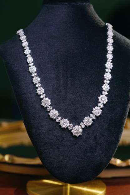 18k Gold Necklace with Luxury Diamond-Set Evening Gown Chain; Natural Diamonds totaling 14.20ct