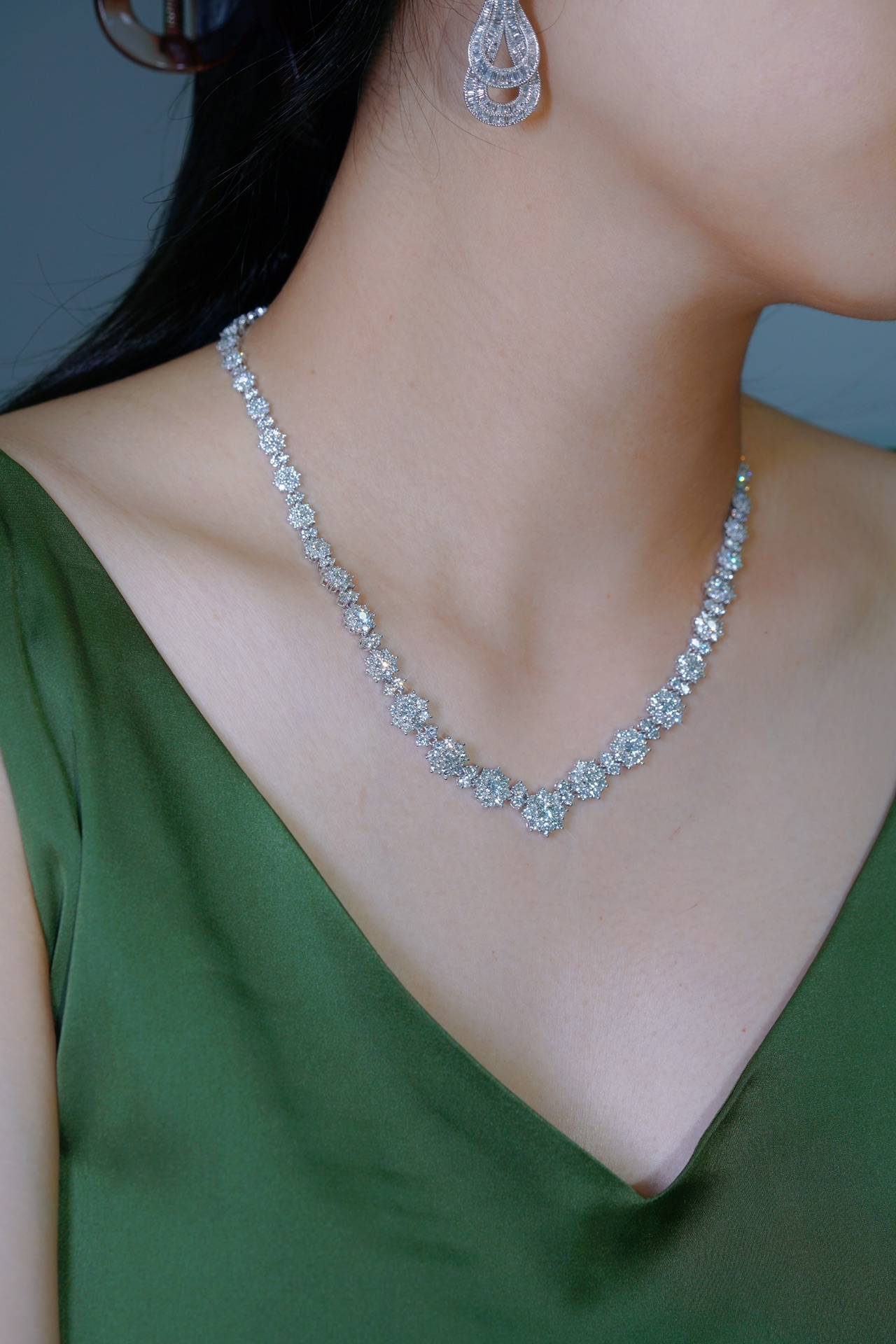 18k Gold Necklace with Luxury Diamond-Set Evening Gown Chain; Natural Diamonds totaling 14.20ct