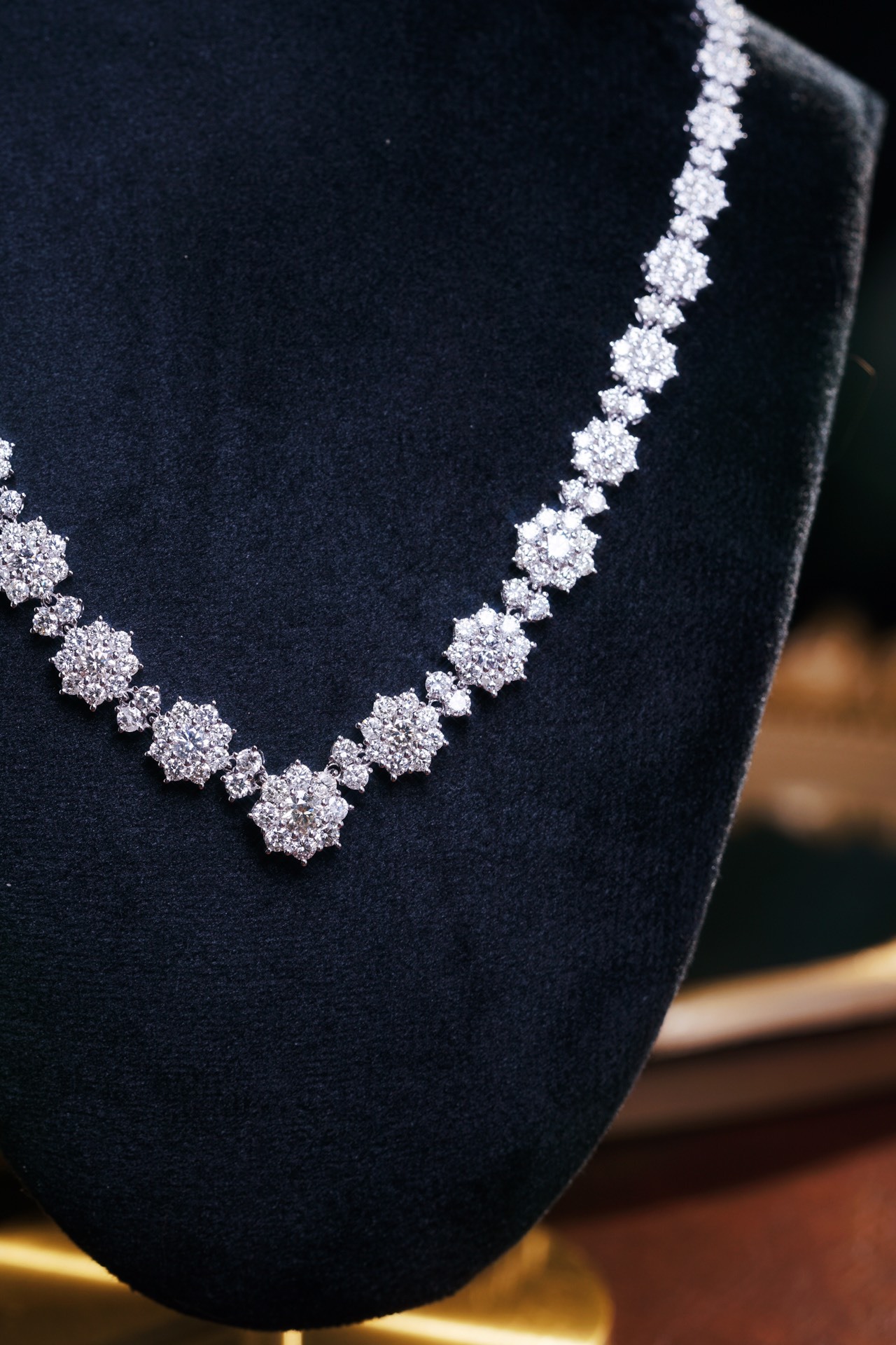 18k Gold Necklace with Luxury Diamond-Set Evening Gown Chain; Natural Diamonds totaling 14.20ct