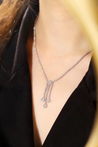 18k Gold Necklace with Luxury Diamond-Set Evening Gown Chain; Natural Diamonds totaling 3.3ct