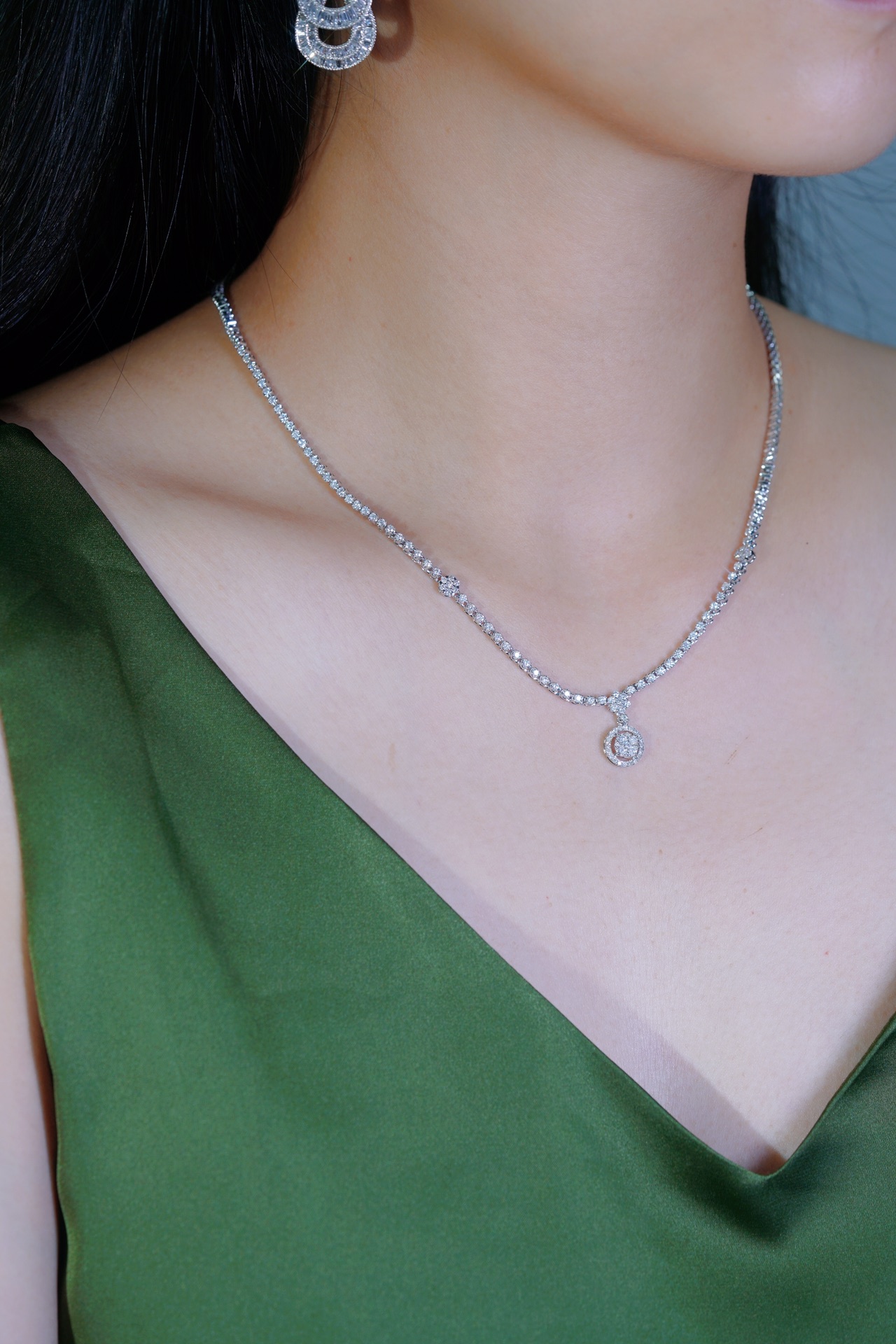 18k Gold Necklace with Luxury Diamond-Set Evening Gown Chain; Natural Diamonds totaling 3.3ct