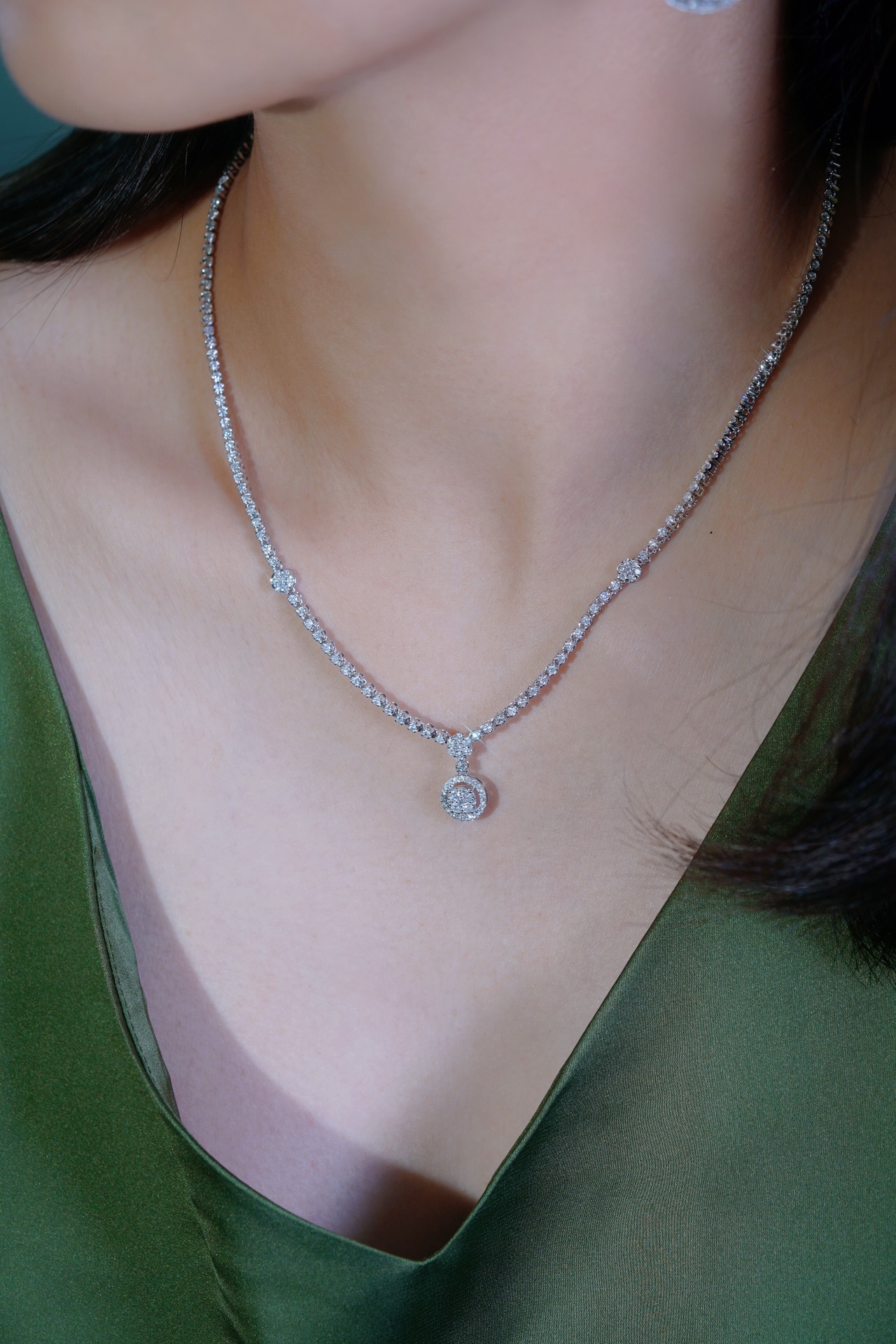 18k Gold Necklace with Luxury Diamond-Set Evening Gown Chain; Natural Diamonds totaling 3.3ct