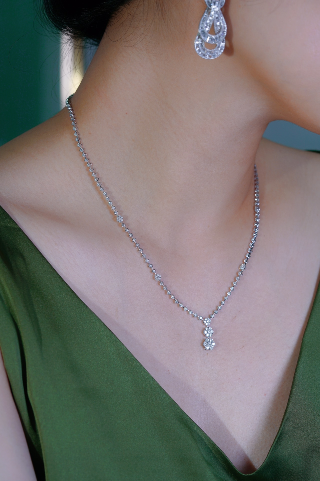 18k Gold Necklace with Luxury Diamond-Set Evening Gown Chain; Natural Diamonds totaling 2.80ct