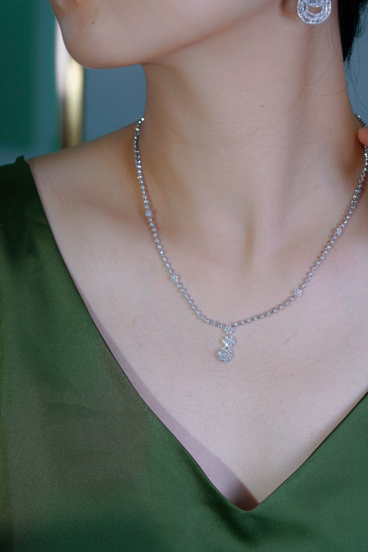 18k Gold Necklace with Luxury Diamond-Set Evening Gown Chain; Natural Diamonds totaling 2.80ct