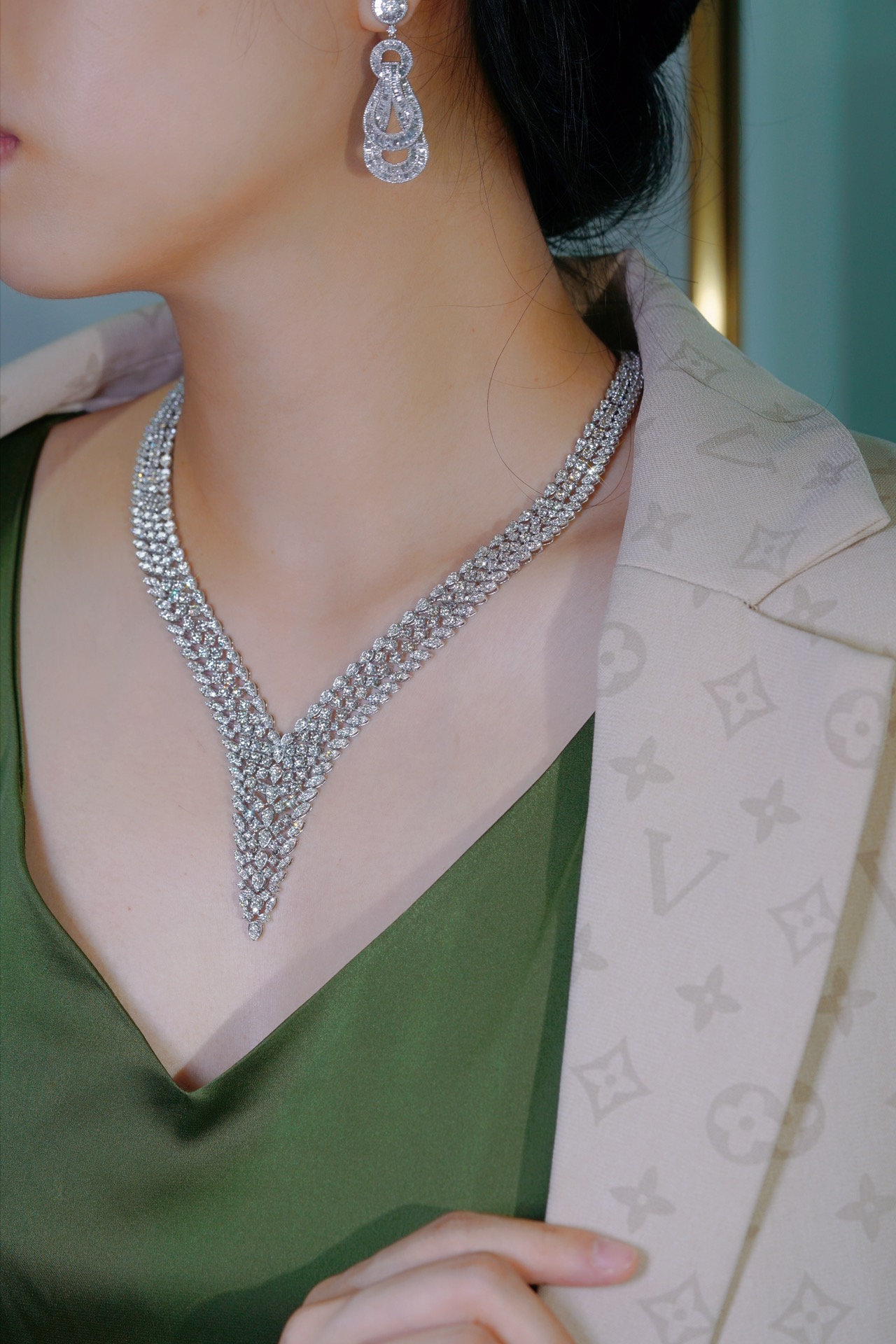 18k Gold Necklace with Luxury Diamond-Set Evening Gown Chain; Natural Diamonds totaling 26ct