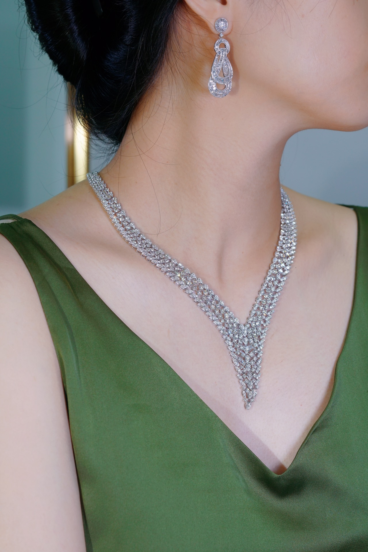 18k Gold Necklace with Luxury Diamond-Set Evening Gown Chain; Natural Diamonds totaling 26ct