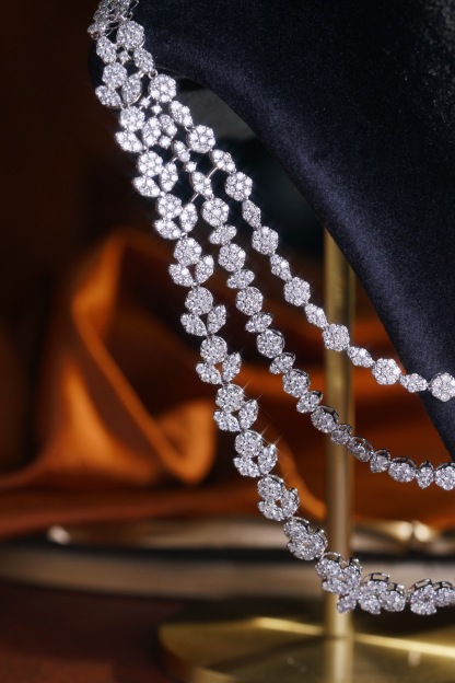 18k Gold Necklace – Luxury Evening Gown Necklace, stylish and elegant. Three-layer design with a 20.5ct natural diamond.