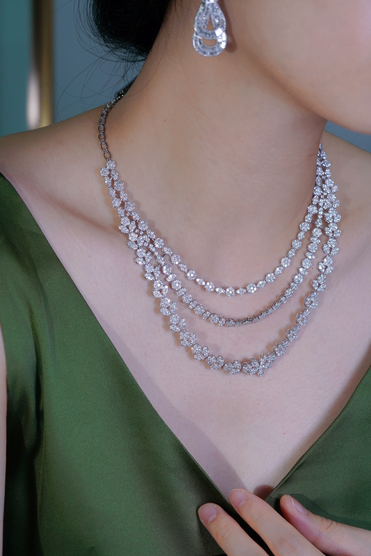 18k Gold Necklace – Luxury Evening Gown Necklace, stylish and elegant. Three-layer design with a 20.5ct natural diamond.