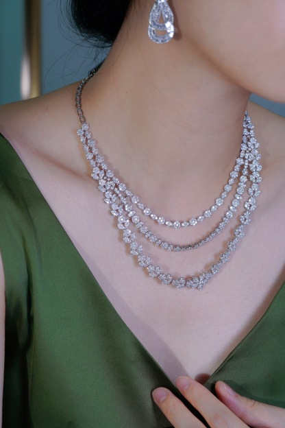 18k Gold Necklace – Luxury Evening Gown Necklace, stylish and elegant. Three-layer design with a 20.5ct natural diamond.