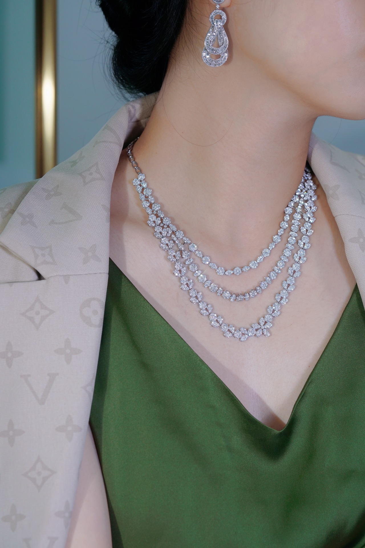 18k Gold Necklace – Luxury Evening Gown Necklace, stylish and elegant. Three-layer design with a 20.5ct natural diamond.