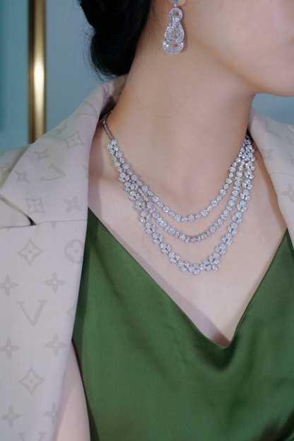 18k Gold Necklace – Luxury Evening Gown Necklace, stylish and elegant. Three-layer design with a 20.5ct natural diamond.