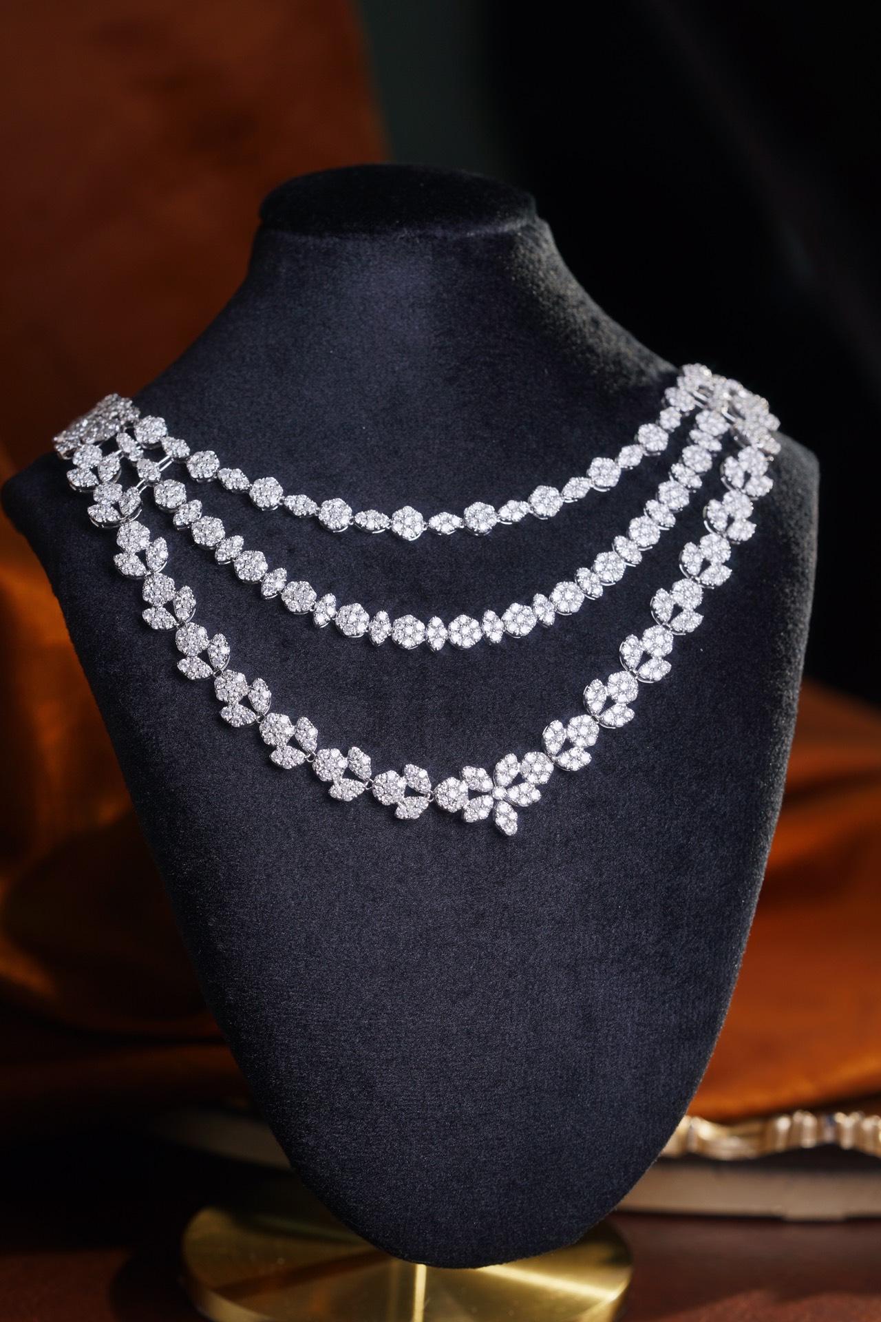 18k Gold Necklace – Luxury Evening Gown Necklace, stylish and elegant. Three-layer design with a 20.5ct natural diamond.