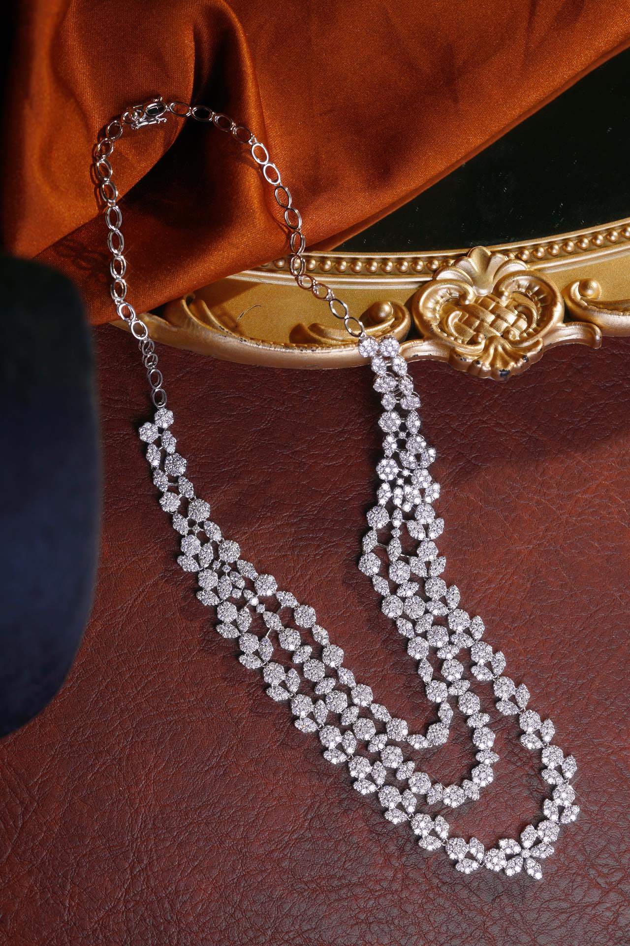 18k Gold Necklace – Luxury Evening Gown Necklace, stylish and elegant. Three-layer design with a 20.5ct natural diamond.