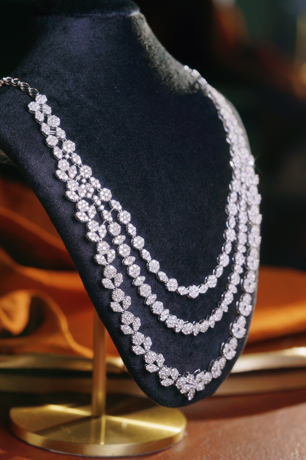 18k Gold Necklace – Luxury Evening Gown Necklace, stylish and elegant. Three-layer design with a 20.5ct natural diamond.