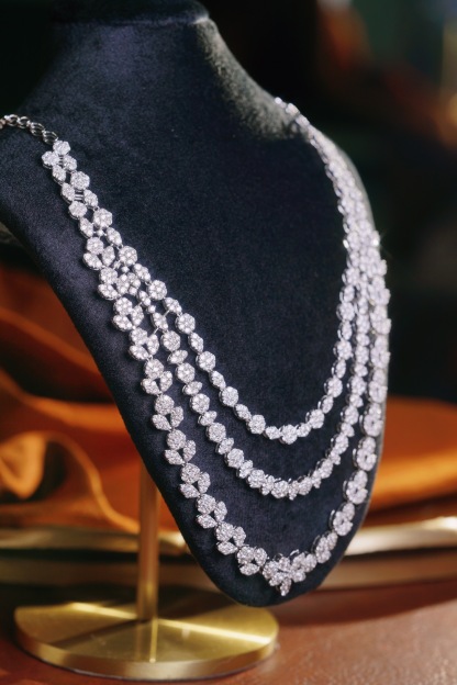 18k Gold Necklace – Luxury Evening Gown Necklace, stylish and elegant. Three-layer design with a 20.5ct natural diamond.