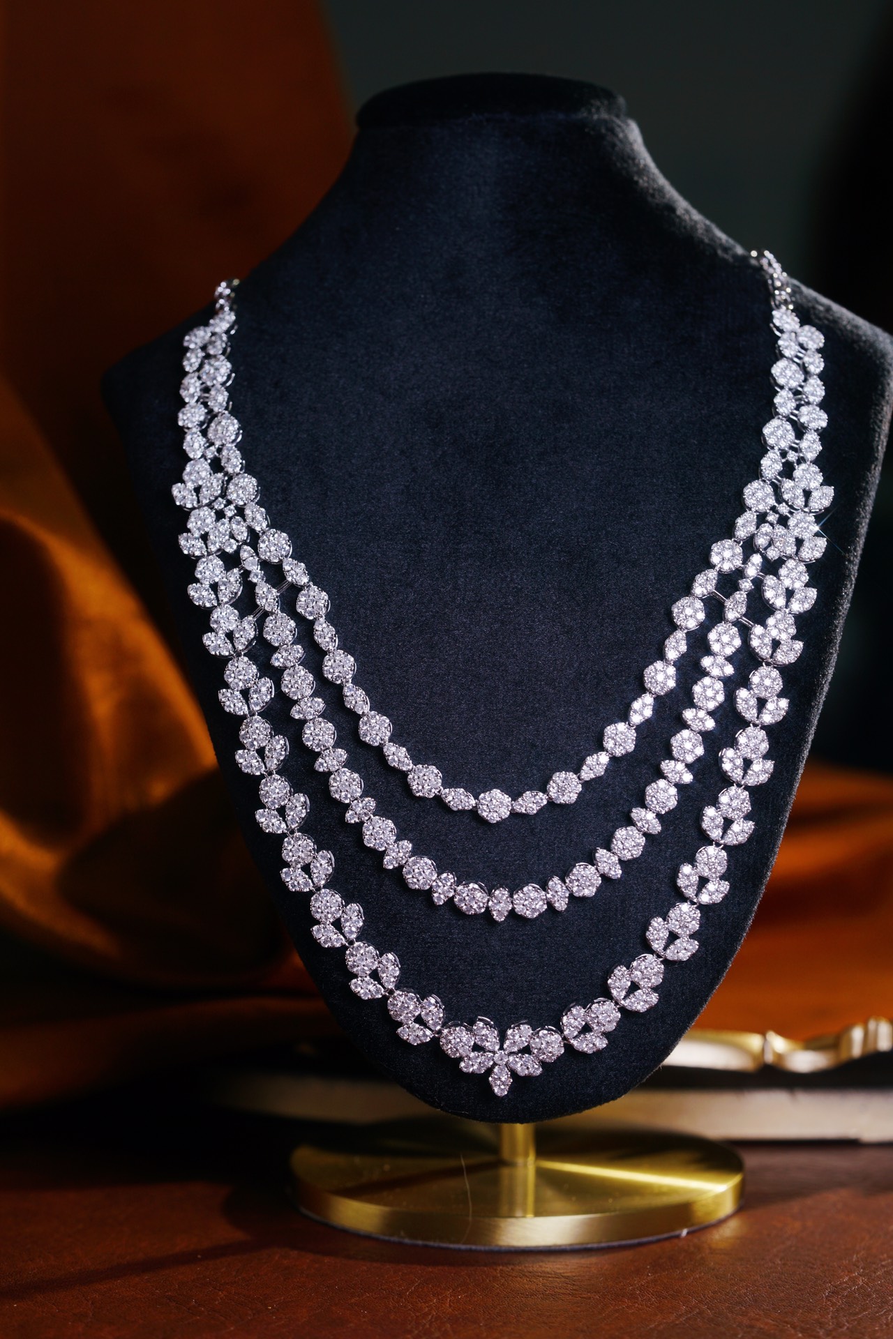 18k Gold Necklace – Luxury Evening Gown Necklace, stylish and elegant. Three-layer design with a 20.5ct natural diamond.