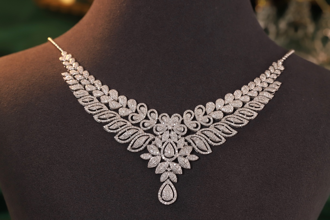 18k Gold Necklace – Luxury Evening Gown Necklace, exquisite and elegant, featuring a 5ct natural diamond