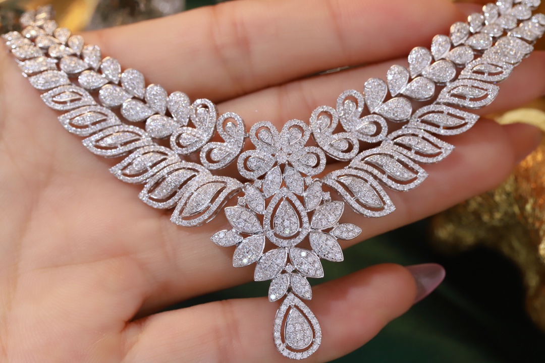 18k Gold Necklace – Luxury Evening Gown Necklace, exquisite and elegant, featuring a 5ct natural diamond