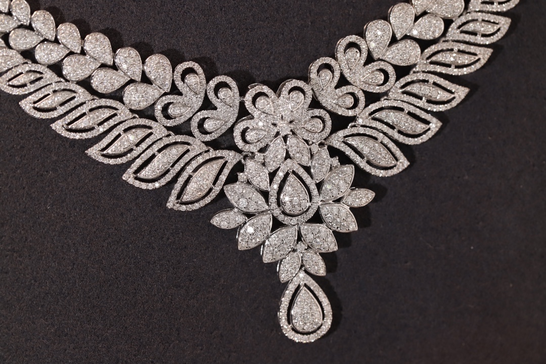 18k Gold Necklace – Luxury Evening Gown Necklace, exquisite and elegant, featuring a 5ct natural diamond
