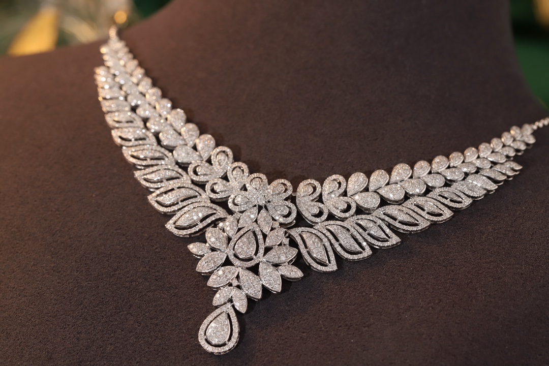 18k Gold Necklace – Luxury Evening Gown Necklace, exquisite and elegant, featuring a 5ct natural diamond