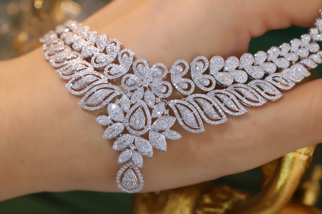 18k Gold Necklace – Luxury Evening Gown Necklace, exquisite and elegant, featuring a 5ct natural diamond