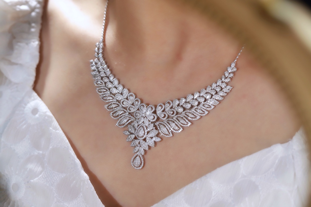 18k Gold Necklace – Luxury Evening Gown Necklace, exquisite and elegant, featuring a 5ct natural diamond