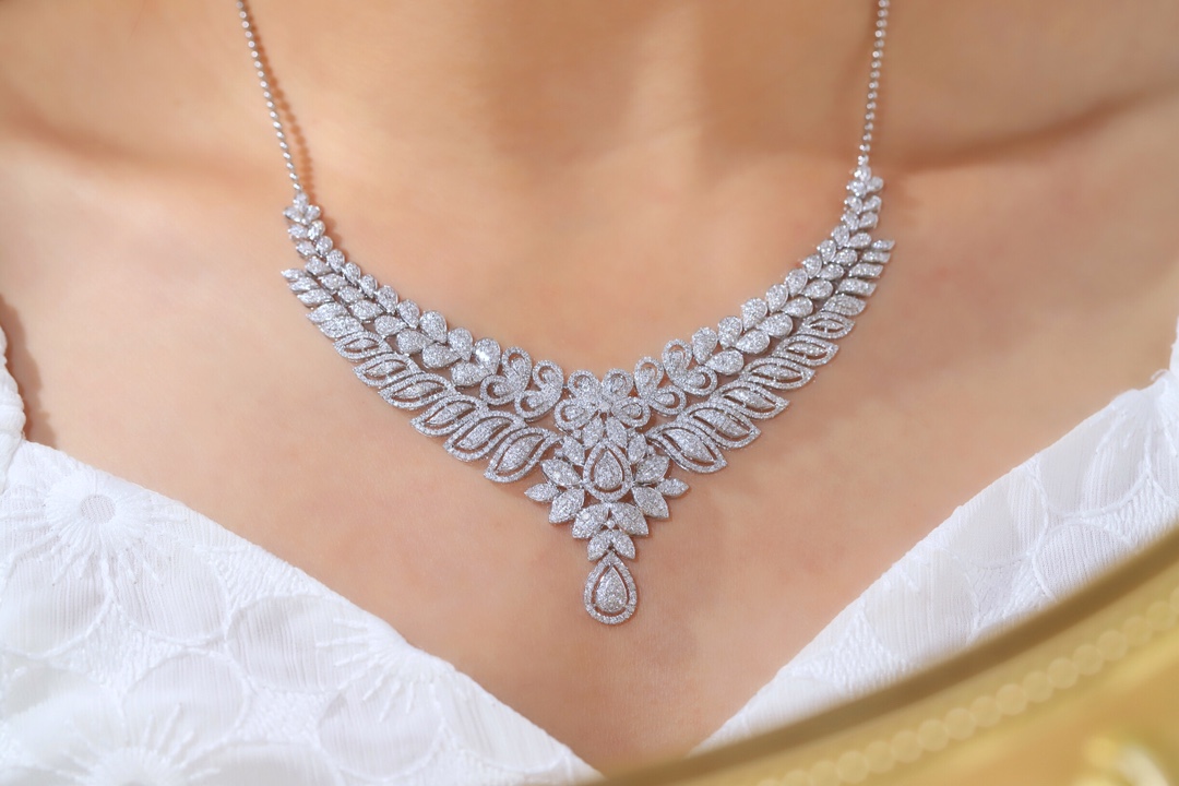 18k Gold Necklace – Luxury Evening Gown Necklace, exquisite and elegant, featuring a 5ct natural diamond